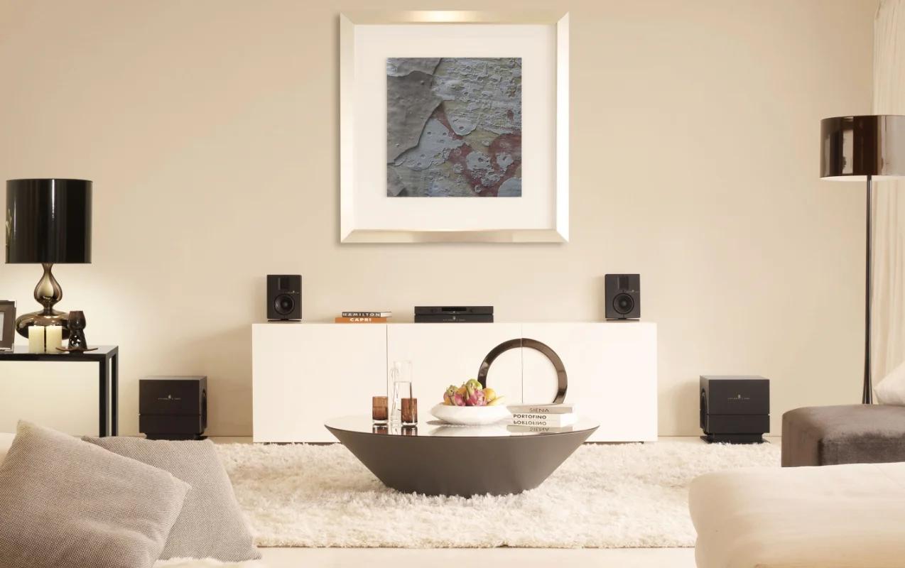 In the room, an SP-1 and A-1, a pair of Model S-15's are placed on a pedestal against the wall, and a pair of Model S-210's are on the floor on either side of it
