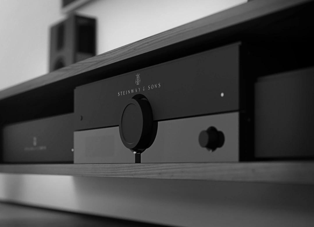 Підвішена тумба великим планом, в ній розміщені Steinway & Sons процесор P100 із двома підсилювачами A2, зверху проглядаються гучномовці Model S
