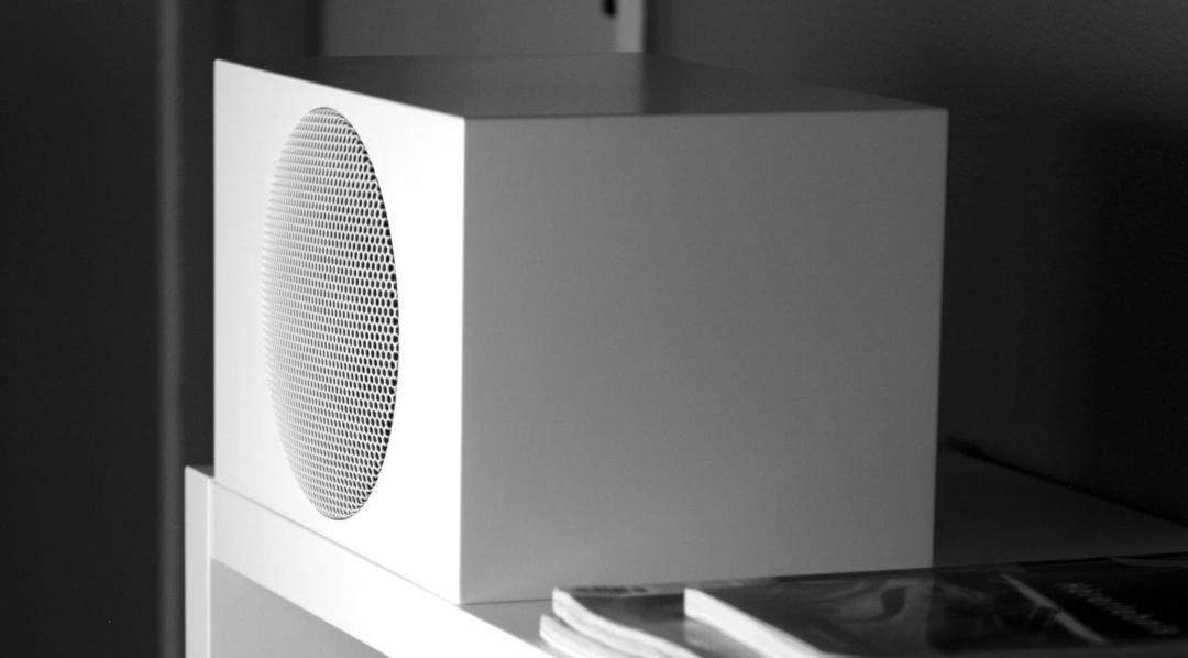 Гучномовець Gradient BS-1 у повністю білому кольорі розміщений горизонтально на полиці пласкої білої тумби
